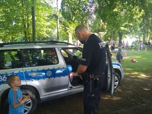 Na zdjęciu policjant rozdający odblaski