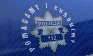 Na zdjęciu logo policji z napisem &quot;Pomagamy i chronimy&quot;