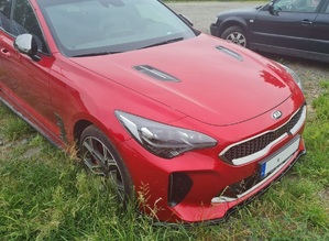 Na zdjęciu odnaleziony pochodzący z kradzieży pojazd marki kia model Stinger koloru czerwonego.