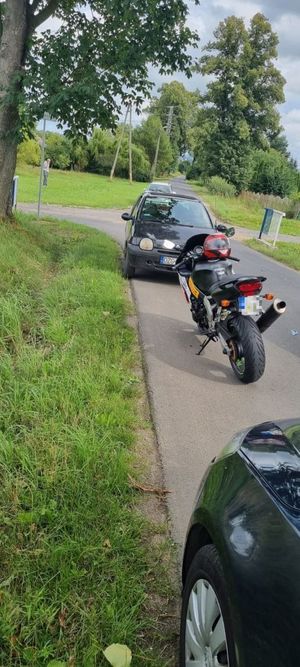 Na zdjęciu samochód i motocykl