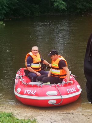 Na zdjęciu strażacy w pontonie