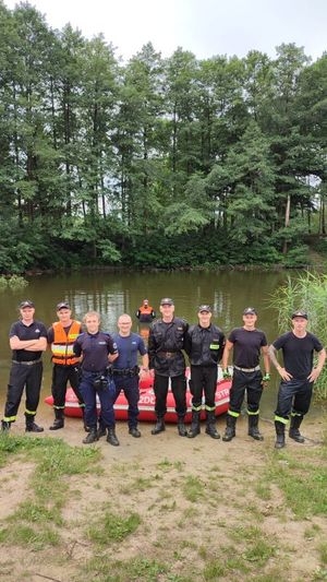 na zdjęciu policjanci i strażacy