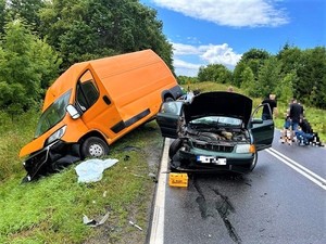 Policjanci z Dolnego Śląska wraz z funkcjonariuszami z wielkopolski udzielili pomocy uczestnikom wypadku drogowego