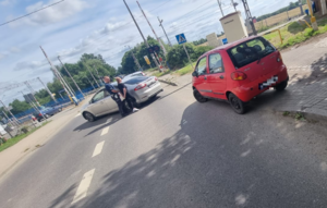 Na zdjęciu samochód osobowy i policyjny radiowóz