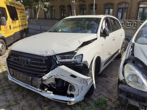 Na zdjęciu pojazd marki Audi z rozbitym zderzakiem