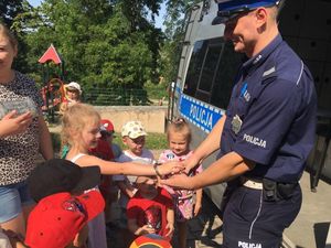 Policjant ze zgorzeleckiej komendy z wizytą u przedszkolaków