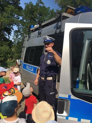 Na zdjęciu policjant pokazujący kajdanki