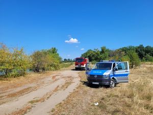 Na zdjęciu wóz strażacki i policyjny radiowóz