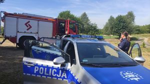 Policjantki i strażacy na półkolonii