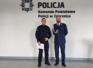 Na zdjęciu nowy policjant i Komendant Powiatowy Policji w Zgorzelcu