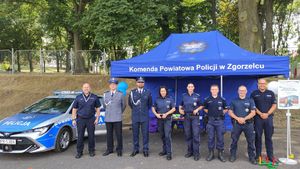 Na zdjęciu policjanci przed namiotem profilaktycznym