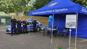 Na zdjęciu policjanci i radiowóz