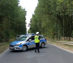 Na zdjęciu policjantka przy radiowozie