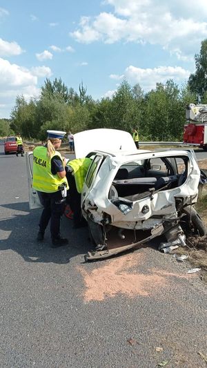 Na zdjęciu rozbity samochód i policjanci