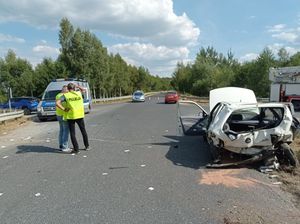 na zdjęciu policjanci i rozbity samochód