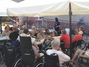 Na zdjęciu policjantka i uczestnicy spotkania