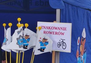 Na zdjęciu chorągiewki i znak z napisem znakowanie rowerów