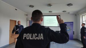 Na zdjęciu policjant podczas ślubowania