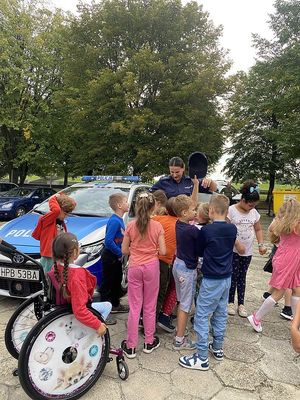 Na zdjęciu policjantka z dziećmi