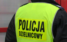 Na zdjęciu kamizelka odblaskowa z napisem policja dzielnicowy