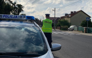 Na zdjęciu policjant podczas pomiaru prędkości