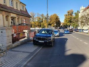 Na zdjęciu pojazd parkujący na chodniku