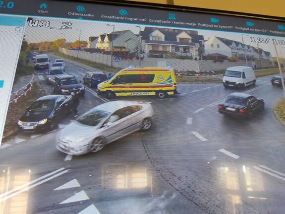 Na zdjęciu karetka pogotowia i pojazdy na skrzyżowaniu