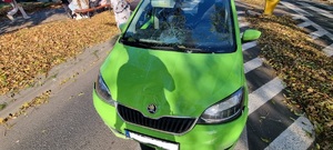 Na zdjęciu pojazd marki Skoda koloru zielonego, którym poruszał się sprawca wypadku drogowego.