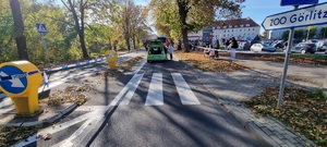 Na zdjęciu miejsce wypadku drogowego z widocznym od tyłu pojazdem marki Skoda koloru zielonego, którym poruszał się sprawca wypadku drogowego.