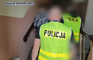 policjanci prowadzą zatrzymanego