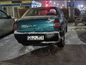 Na zdjęciu pojazd osobowy stojący na parkingu