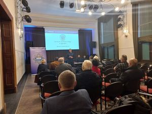 na zdjęciu uczestnicy debaty
