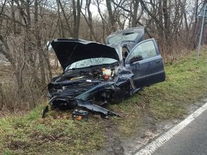 Na zdjęciu pojazd osobowy z rozbitym przodem