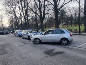 Na zdjęciu pojazd osobowy za nim dwa radiowozy