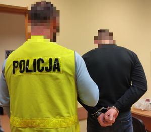 na zdjęciu mężczyzna w kajdankach i policjant