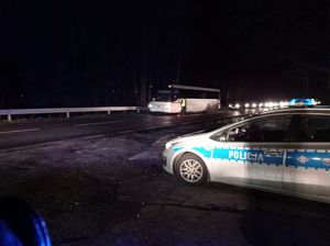 na zdjęciu radiowóz i autobus