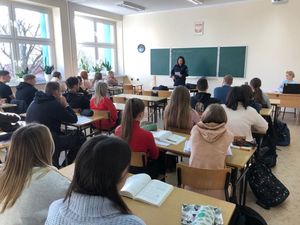 Na zdjęciu policjantka i uczestnicy