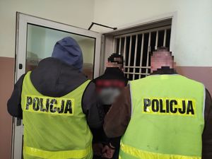 Na zdjęciu policjanci z zatrzymanym