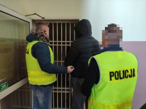 Na zdjęciu policjanci z zatrzymanym