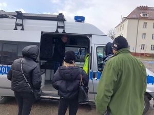 Na zdjęciu uczestnicy przy ambulansie kryminalistycznym