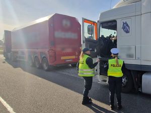 Na zdjęciu funkcjonariusz Policji i Inspekcji Transportu Drogowego