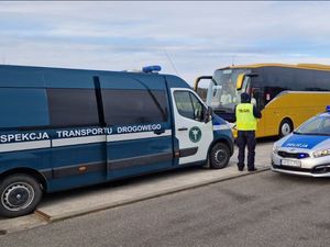 Na zdjęciu pojazdy Policji i Inspekcji Transportu Drogowego oraz policjant