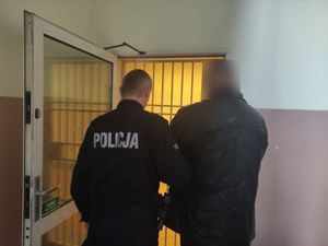 Na zdjęciu policjant z zatrzymanym