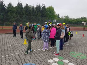 Na zdjęciu policjanci z uczestnikami egzaminu