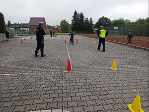 Na zdjęciu policjanci i dziecko na rowerze