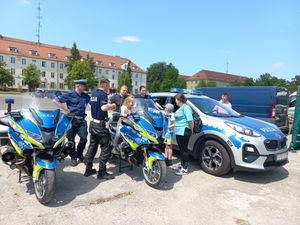 Na zdjęciu policyjne radiowozy i motocykle