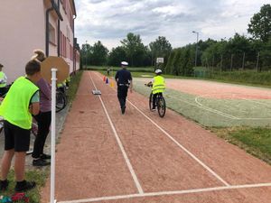 Uczniowie w czasie zdawania egzaminu na kartę rowerową