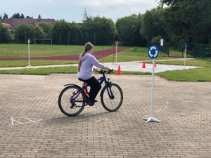 Uczniowie w czasie zdawania egzaminu na kartę rowerową