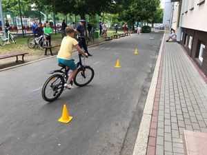 Uczniowie w czasie zdawania egzaminu na kartę rowerową