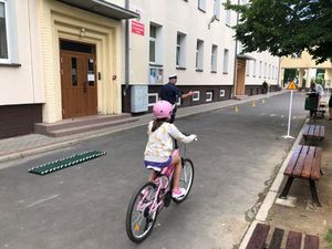 Uczniowie w czasie zdawania egzaminu na kartę rowerową